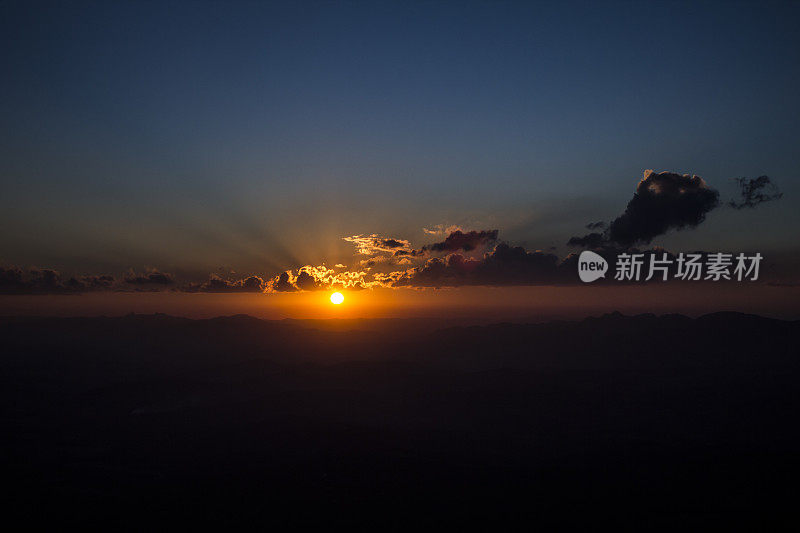 米纳斯吉拉斯州 Serra da Moeda 山顶的日落